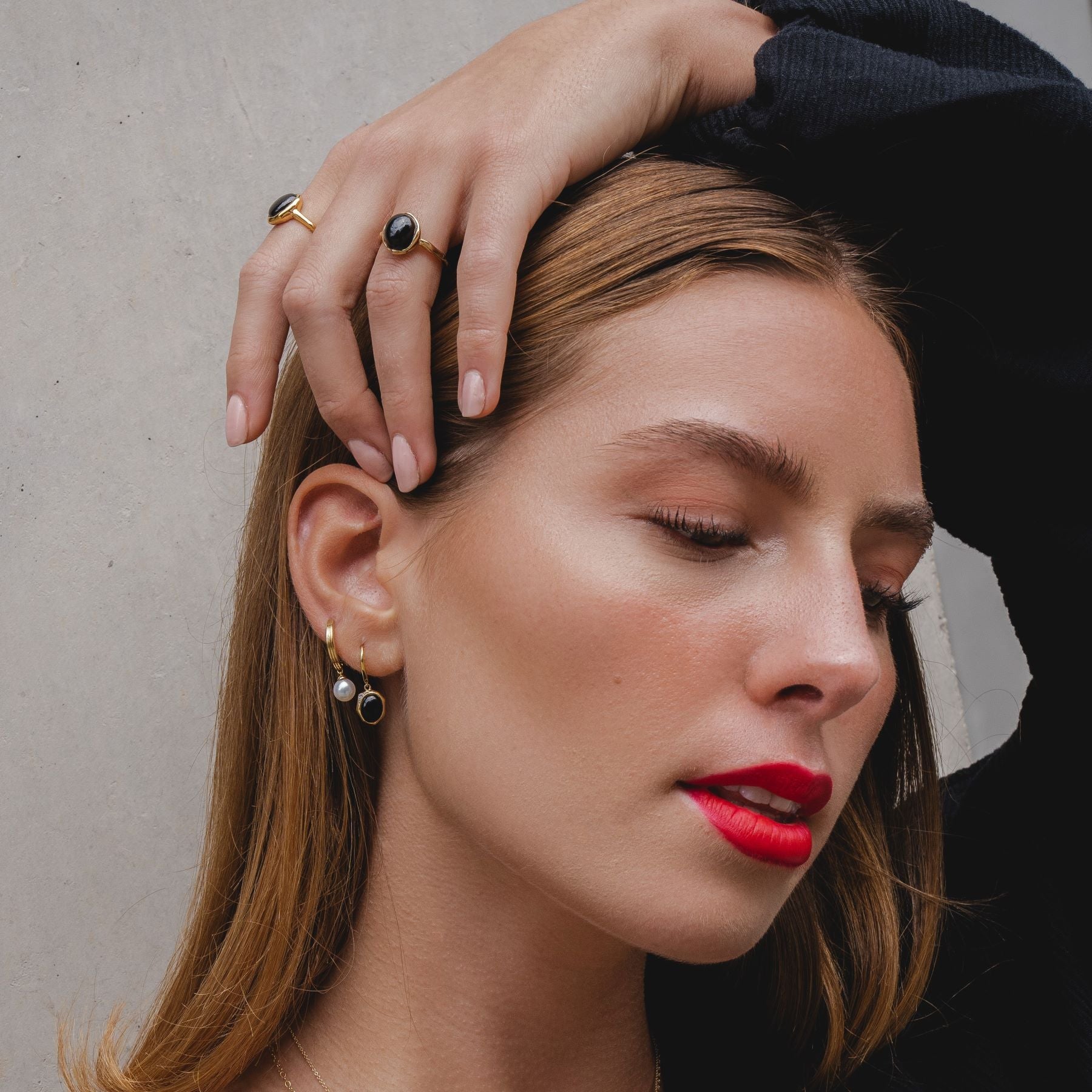 Anello irregolare con onice nero e gemma B