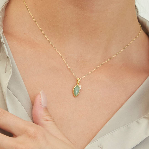 Ciondolo irregolare in argento sterling dorato con giada verde sfumata marchesa e topazio