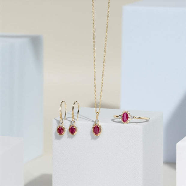 Collana classica con ciondolo in oro giallo 9 carati con rubino ovale e diamanti rotondi