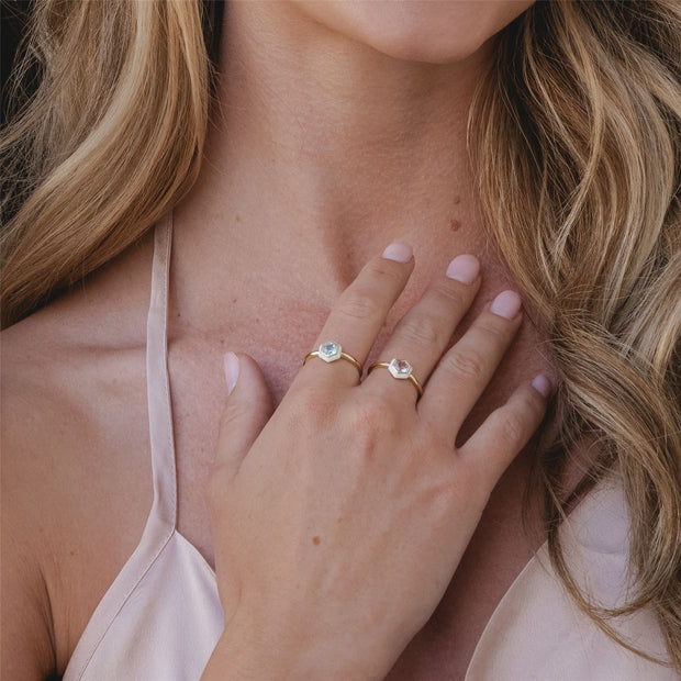 Anello Hex geometrico con ametista rosa e smalto bianco in argento sterling placcato oro fino