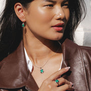 Boucles d'oreilles pendantes Grand Deco en argent sterling, émail noir, calcédoine verte et topaze
