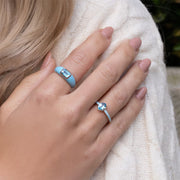 Anello in smalto blu Siberian Waltz e topazio blu ovale in oro rosa vermeil