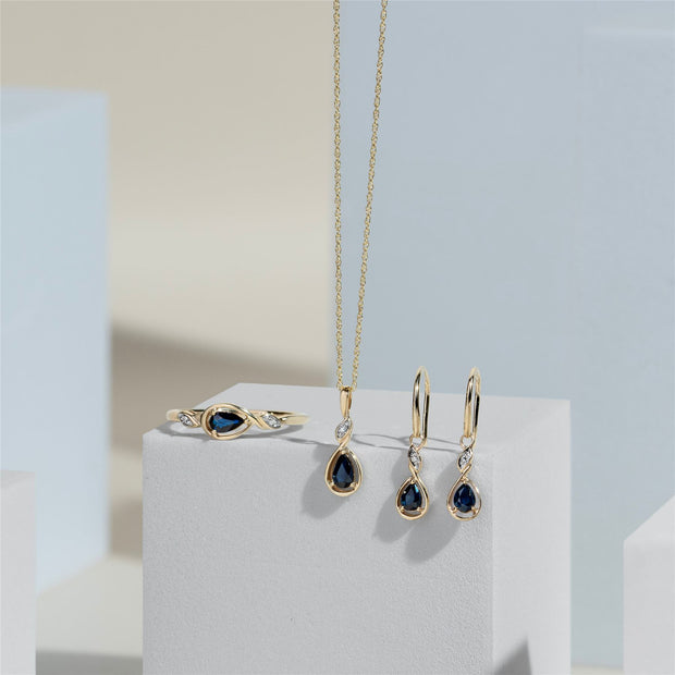 Collana classica con ciondolo a forma di pera in oro giallo 9 carati, zaffiri e diamanti