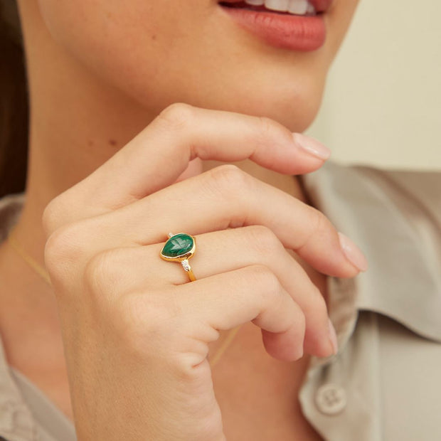 Anello irregolare in argento sterling dorato con malachite e topazio