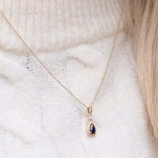 Collana classica con ciondolo a forma di pera in oro giallo 9 carati, zaffiri e diamanti