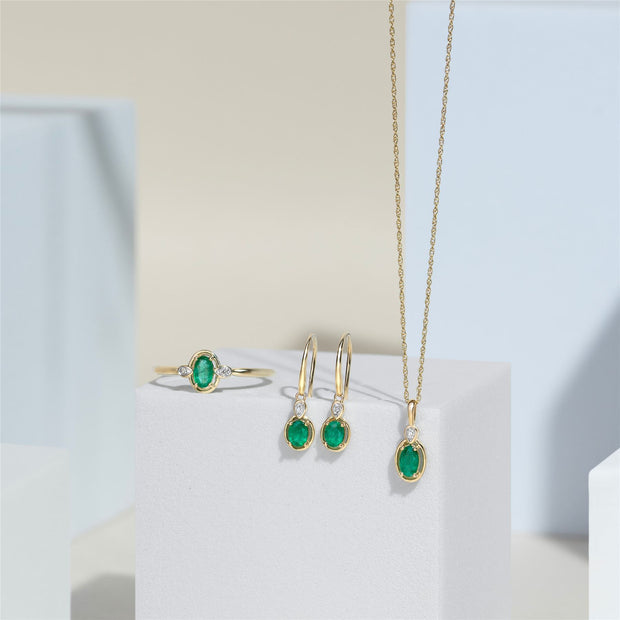 Collana classica con ciondolo in oro giallo 9 carati con smeraldo ovale e diamanti rotondi