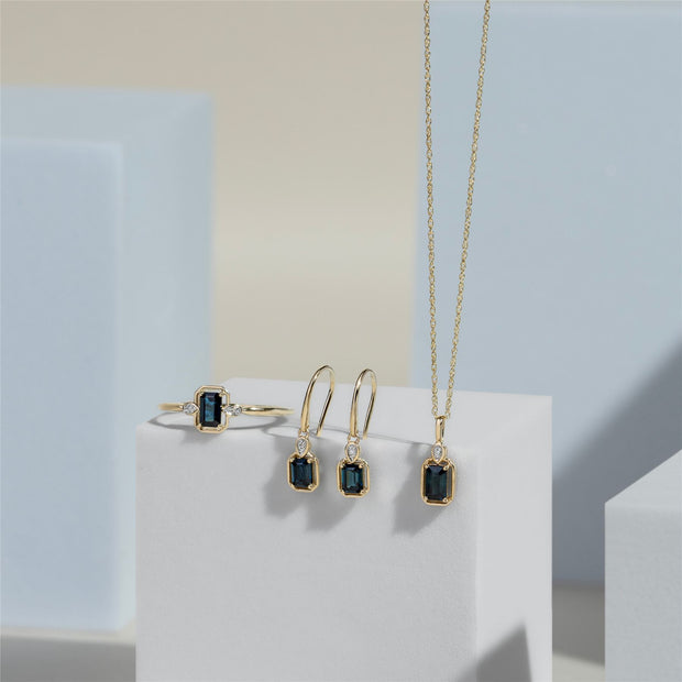 Collana classica con ciondolo in oro giallo 9 carati con zaffiri baguette e diamanti