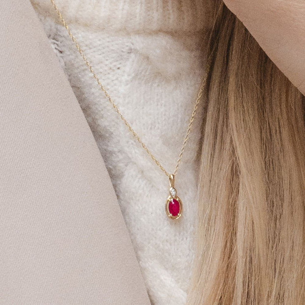 Collana classica con ciondolo in oro giallo 9 carati con rubino ovale e diamanti rotondi