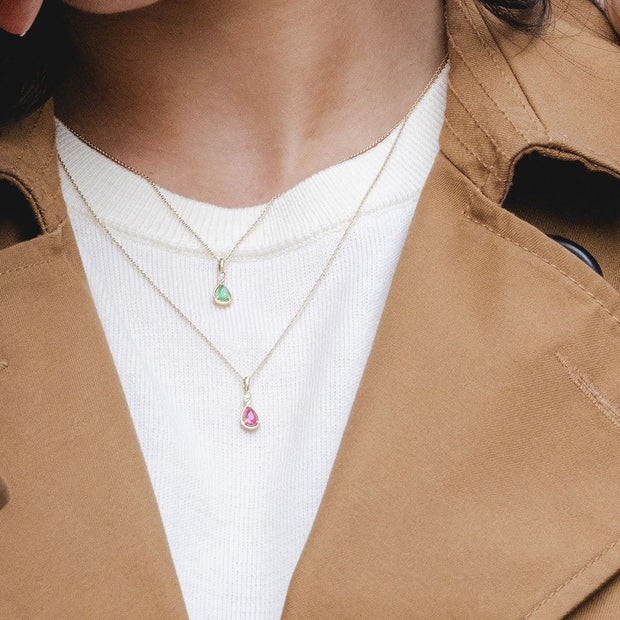 Collana classica in oro giallo 9 carati con ciondolo in diamanti e smeraldo taglio a pera