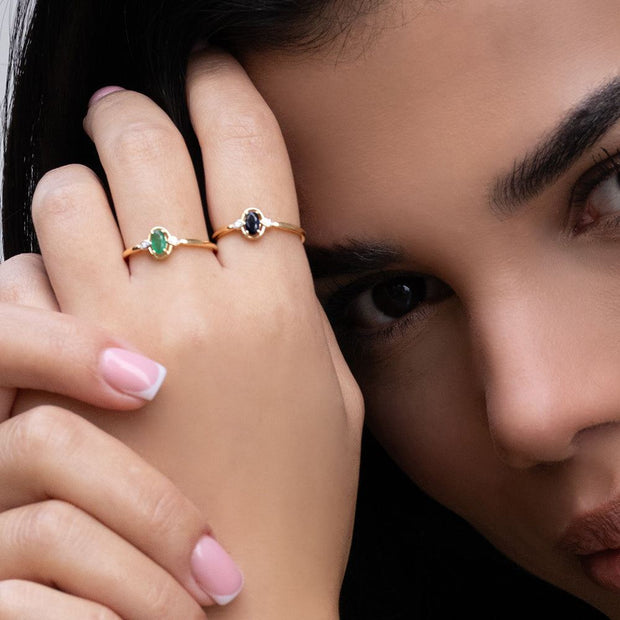 Anello classico in oro giallo 9 carati con zaffiro ovale e diamanti rotondi