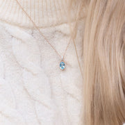 Ciondolo in smalto blu Siberian Waltz e topazio blu ovale in oro rosa vermeil