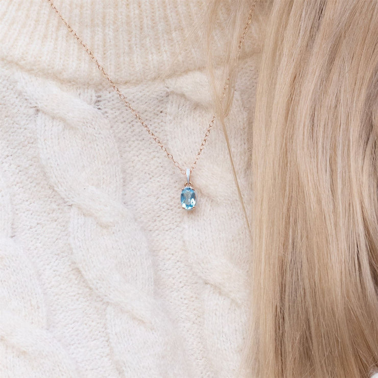 Ciondolo in smalto blu Siberian Waltz e topazio blu ovale in oro rosa vermeil