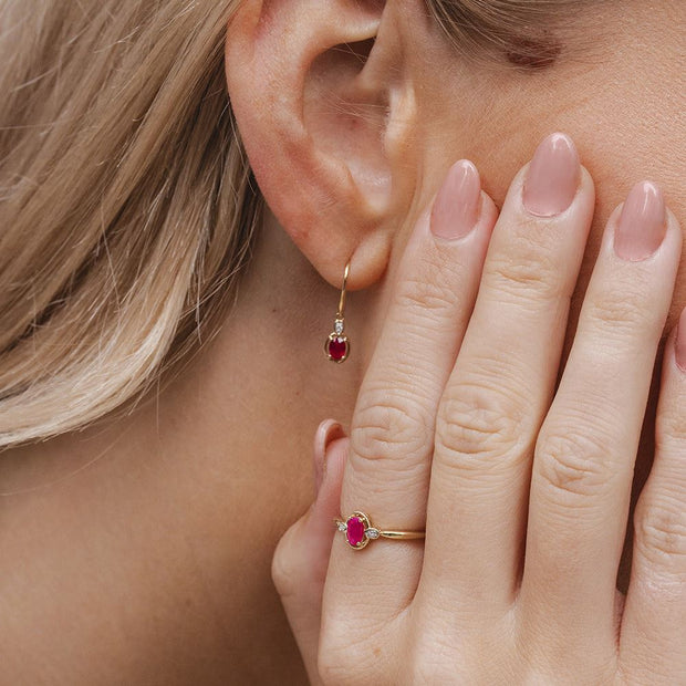 Anello classico in oro giallo 9 carati con rubino ovale e diamanti rotondi