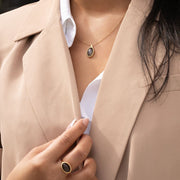 Bague classique en or jaune 9 carats avec pierre de lune noire ovale