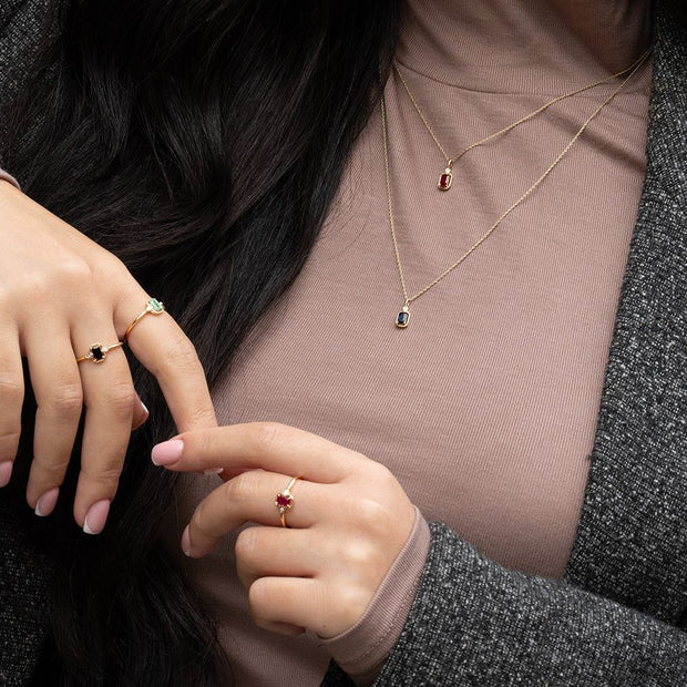 Collana classica con ciondolo in oro giallo 9 carati con zaffiri baguette e diamanti