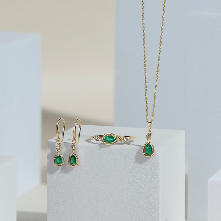 Collana classica in oro giallo 9 carati con ciondolo in diamanti e smeraldo taglio a pera