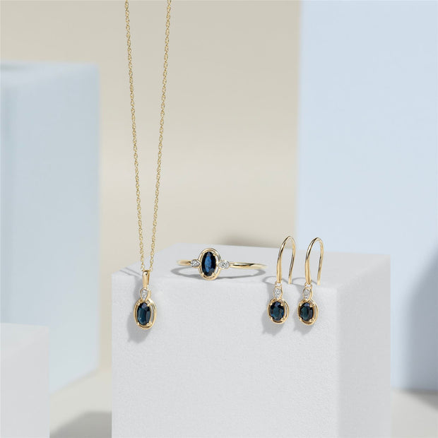 Collana classica con ciondolo in oro giallo 9 carati con zaffiro ovale e diamanti rotondi