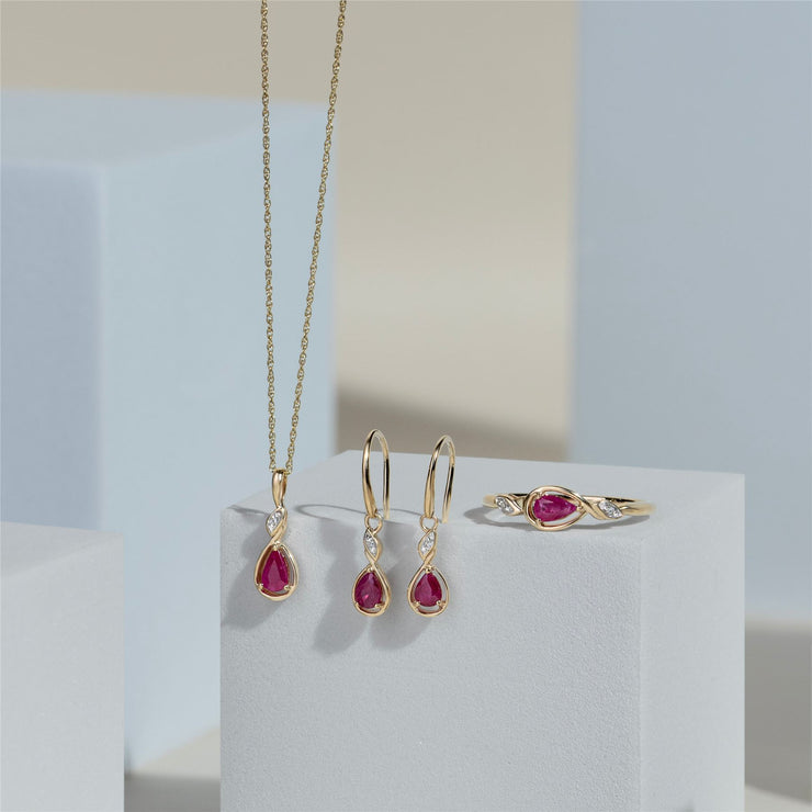 Collana classica con ciondolo a forma di pera in oro giallo 9 carati, rubini e diamanti