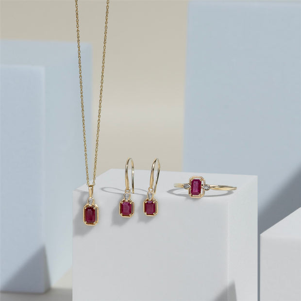 Collana classica in oro giallo 9 carati con ciondolo a baguette, rubini e diamanti
