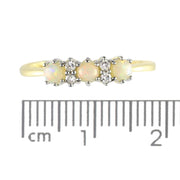 Anello con tre pietre in oro giallo da 9 ct, opale naturale da 0,24 ct e diamante da 6 pt