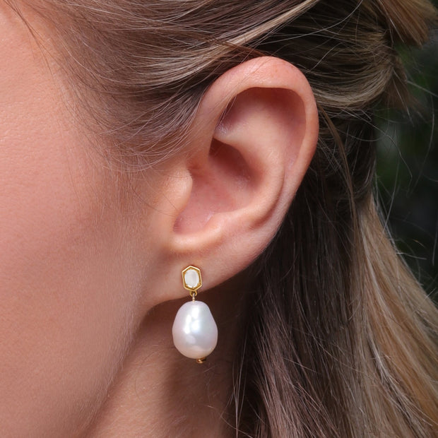 Orecchini pendenti con perle moderne Argento 925 placcato oro Perla barocca e pietra di luna