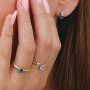 Classico anello aperto con topazio azzurro svizzero chiaro in oro giallo 375
