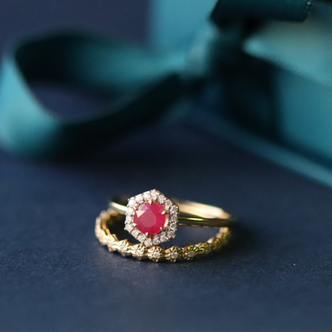 Anello di fidanzamento Halo in oro bianco 375 da 0,92 ct, rubino e diamante