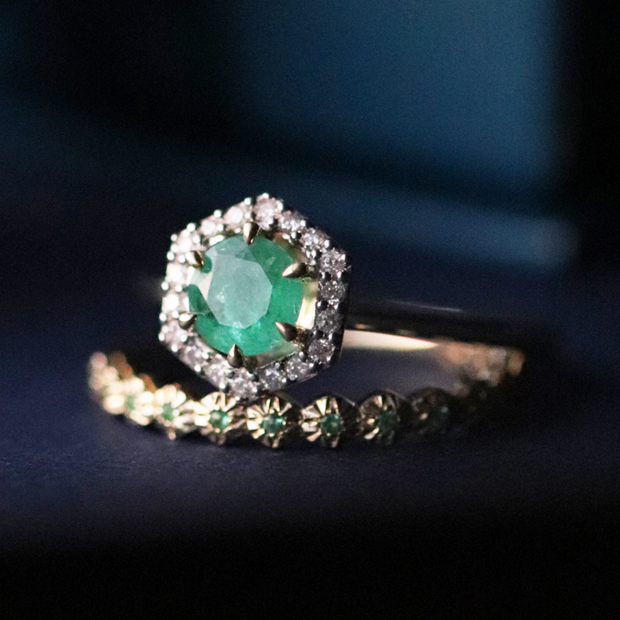 Anello di fidanzamento Halo in oro giallo 375, smeraldo da 0,67 ct e diamante